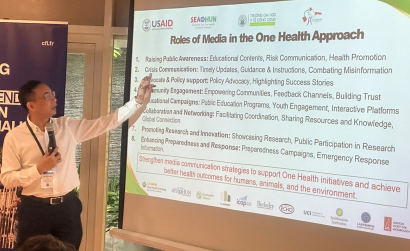 Ông Phạm Đức Phúc - Phó Giám đốc Viện Sức khỏe Môi trường và Phát triển bền vững (IEHSD) chia sẻ về vai trò của truyền thông đối với cách tiếp cận Một Sức khỏe. (Nguồn: Vietnam+)