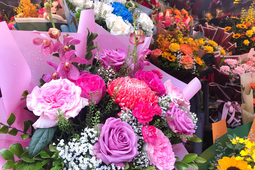 Hoa tươi là món quà không bao giờ 'lỗi thời' trong những dịp kỷ niệm. (Ảnh: Việt Anh/Vietnam+)