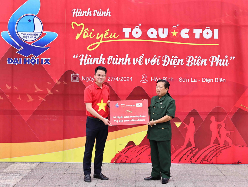 Hành trình “Tôi yêu Tổ quốc tôi” nhân kỷ niệm 70 năm Chiến thắng Điện Biên Phủ. (Ảnh: Minh Đức/TTXVN)