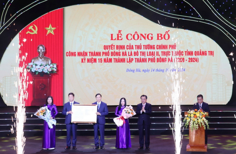 Bộ trưởng Bộ Xây Nguyễn Thanh Nghị dựng trao Quyết định công nhận thành phố Đông Hà là đô thị loại 2. (Ảnh: Thanh Thủy/TTXVN)