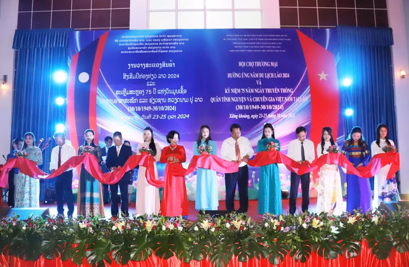 Các đại biểu cắt băng khai mạc Hội chợ Thương mại Việt Nam-Lào năm 2024. (Ảnh: Xuân Tú/TTXVN)