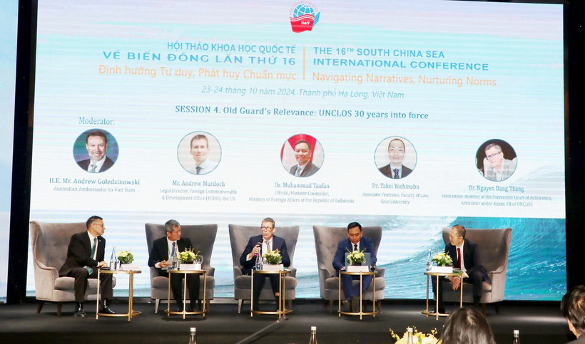 Các học giả quốc tế tham luận tại hội thảo. (Ảnh: Văn Đức/TTXVN)