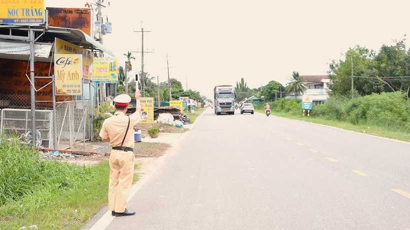 Cảnh sát giao thông Công an tỉnh Tây Ninh ra hiệu lệnh dừng xe, kiểm tra giấy tờ, phương tiện của tài xế trên tuyến Quốc lộ 22B địa phận huyện Tân Biên, tỉnh Tây Ninh. (Ảnh: Minh Phú/TTXVN)