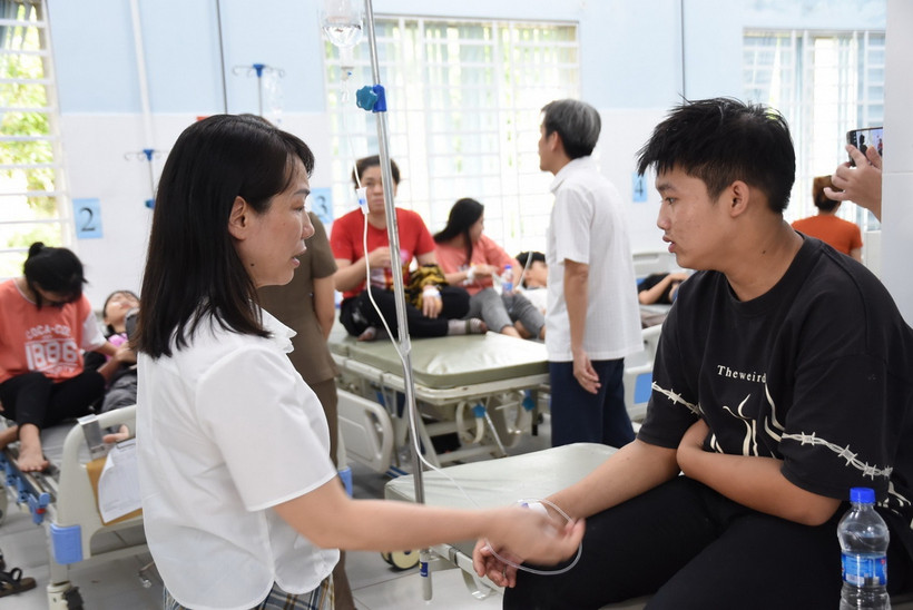 Hàng chục công nhân Công ty Trách nhiệm hữu hạn Pin Yuan Việt Nam (Khu công nghiệp Nam Đồng Phú, huyện Đồng Phú) nhập viện cấp cứu sau khi ăn cơm trưa 23/7. (Ảnh: Nhật Bình/TTXVN)