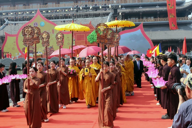Các đại biểu thực hiện nghi lễ rước nước lên Chùa Ngọc. (Ảnh: Đại Nghĩa/TTXVN)