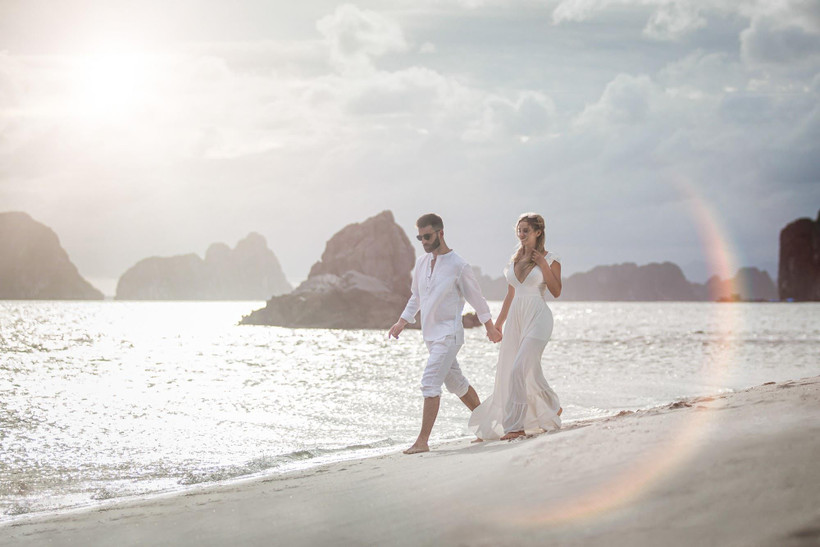 Du khách trải nghiệm vẻ đẹp hoang sơ trên vịnh Lan Hạ. (Ảnh minh họa: CTV/Vietnam+)