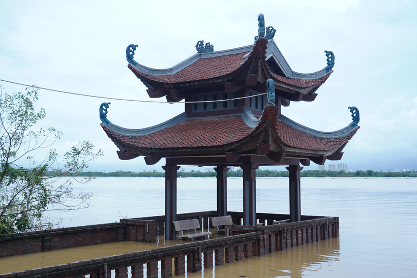 Nước sông dâng cao làm ngập khoảng sân trống trước khu vực Miếu bản làng Giang Cao (thôn 2, xã Bát Tràng, Hà Nội). (Ảnh: Việt Anh/Vietnam+)