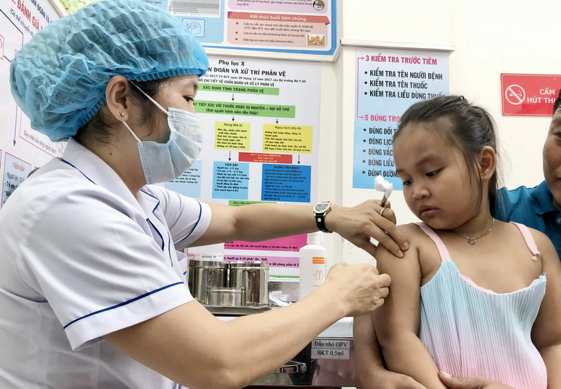 Nhân viên trạm Y tế phường An Lạc, quận Bình Tân tiêm vaccine phòng sởi cho trẻ. (Ảnh: Đinh Hằng/TTXVN)