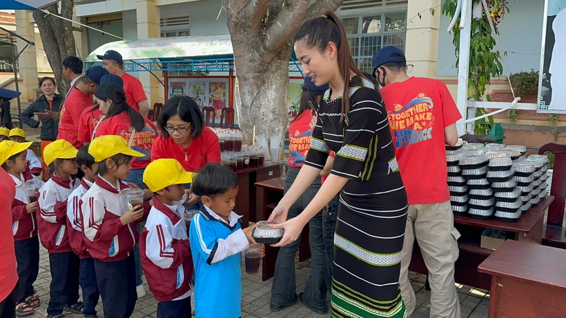 Lương Thùy Linh diện trang phục K’ho trong chuyến từ thiện vùng cao. (Ảnh: CTV/Vietnam+)