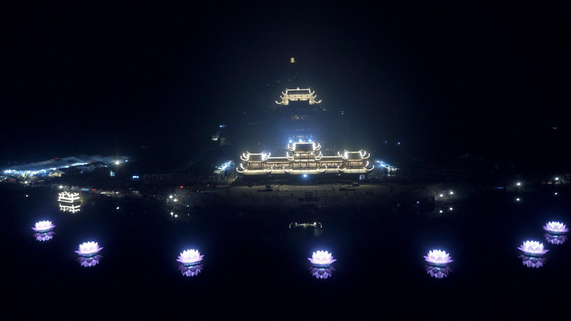 Khai đăng 7 tòa sen trên hồ Tam Chúc. (Ảnh: Thành Đạt/TTXVN)