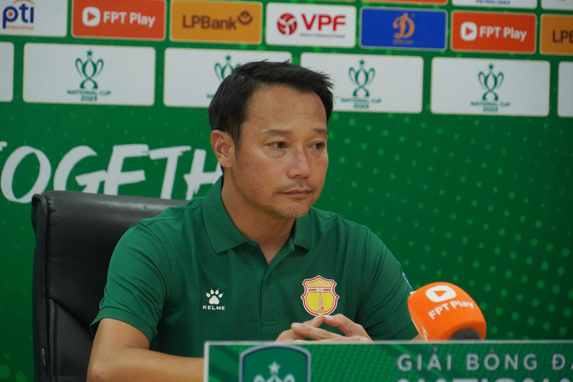 Huấn luyện viên Vũ Hồng Việt (Thép Xanh Nam Định) cho biết ông không đánh giá cao chất lượng của nhóm cầu thủ dự bị tại Công an Hà Nội. (Ảnh: Việt Anh/Vietnam+)