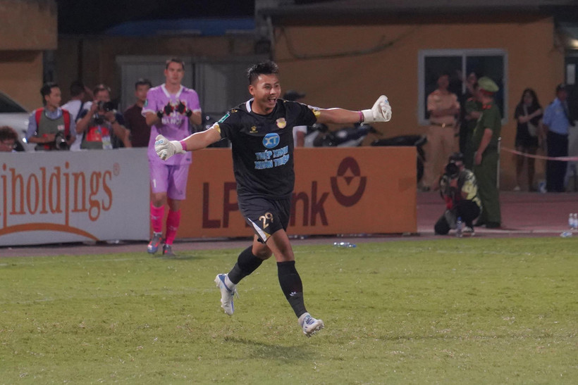 Thủ môn vào sân thay người là Trần Đức Dũng ăn mừng sau khi đẩy ba cú sút luân lưu của Công an Hà Nội. (Ảnh: Việt Anh/Vietnam+)