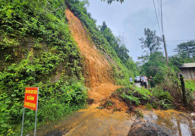 Lãnh đạo huyện Bù Đăng kiểm tra khu vực đồi bị sạt lở ở thị trấn Đức Phong. (Ảnh: TTXVN phát)