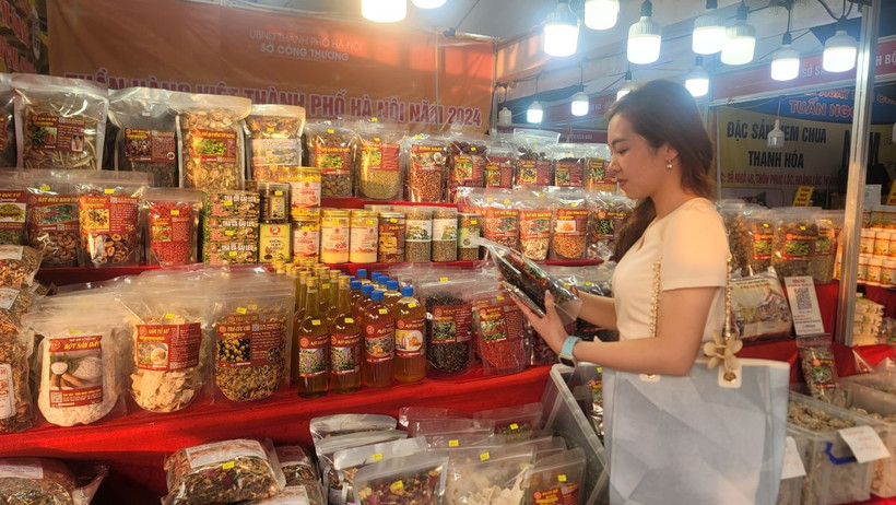 Một gian hàng trưng bày các sản vật vùng miền tại triển lãm. (Ảnh: Phương Anh/TTXVN)