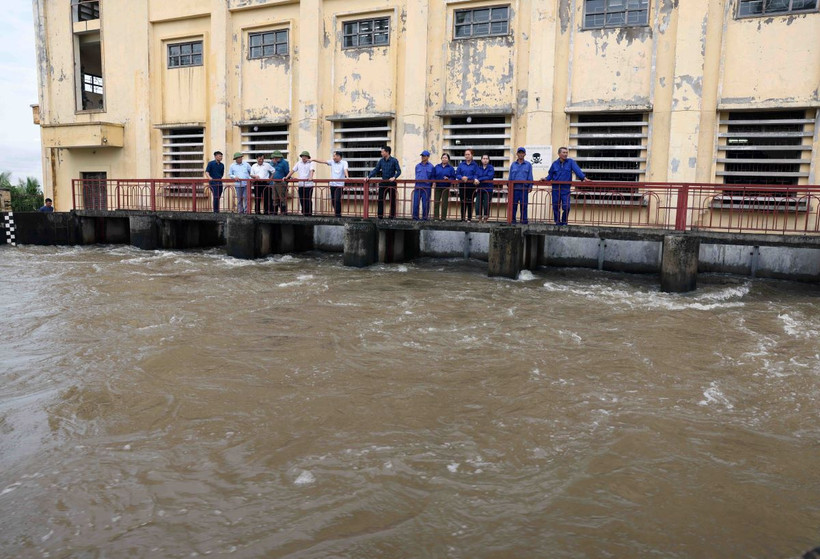 Trạm bơm tiêu Bình Hàn ở xã Cộng Hoà, huyện Tứ Kỳ, tỉnh Hải Dương có 7 tổ máy với công suất 8.000m3/h/máy đang hoạt động hết công suất để tiêu úng cho các xã vùng trũng của huyện Tứ Kỳ. (Ảnh: Vũ Sinh/TTXVN)