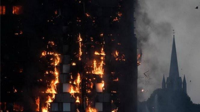 Lửa đỏ rực biến tòa tháp Grenfell thành ngọn đuốc. (Ảnh: Reuters) 