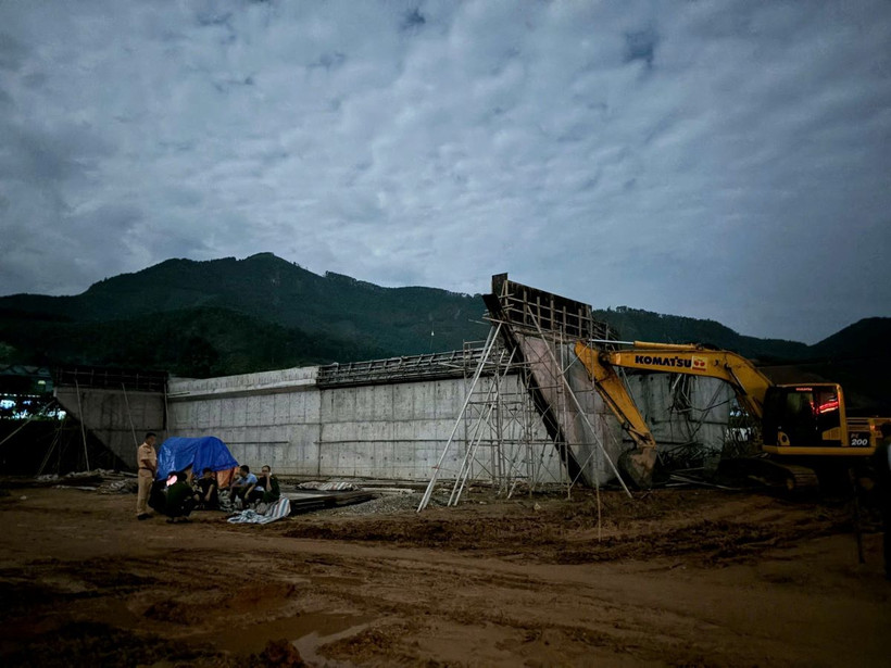 Hiện trường vụ sập hầm chui dân sinh thuộc dự án cao tốc Tuyên Quang/Hà Giang. (Ảnh: Quang Cường/TTXVN)