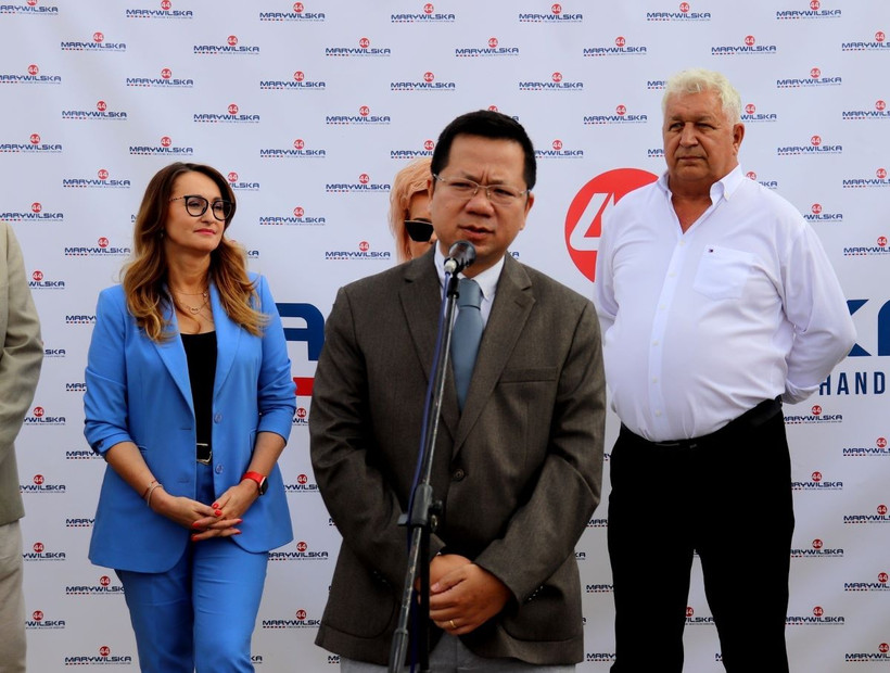 Đại sứ Việt Nam tại Ba Lan Hà Hoàng Hải cảm ơn các cấp chính quyền của Ba Lan đã tích cực hỗ trợ, luôn đồng hành cùng các tiểu thương người Việt tại khu Trung tâm thương mại Marywilska 44. (Ảnh: TTXVN phát)