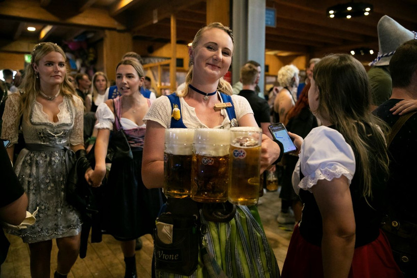 Người dân tham dự lễ hội bia Oktoberfest tại Munich, Đức. (Ảnh: THX/TTXVN)