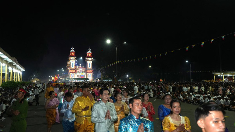 Các thiếu nữ Khrmer diện trang phục truyền thống diễu hành quanh khuôn viên tòa thánh. (Ảnh: Minh Phú/TTXVN)