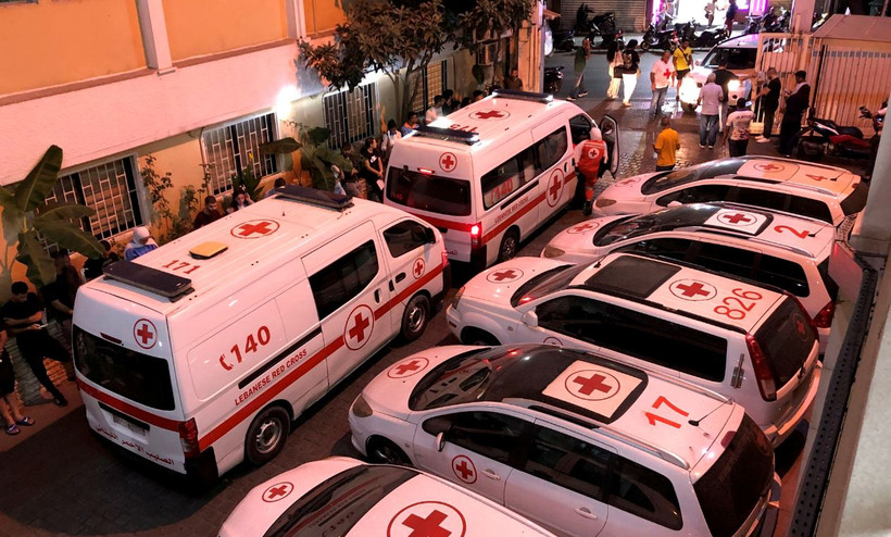 Người dân xếp hàng chờ hiến máu cho các nạn nhân bị thương trong vụ nổ máy nhắn tin ở Beirut, Liban, ngày 17/9/2024. (Ảnh: THX/TTXVN)