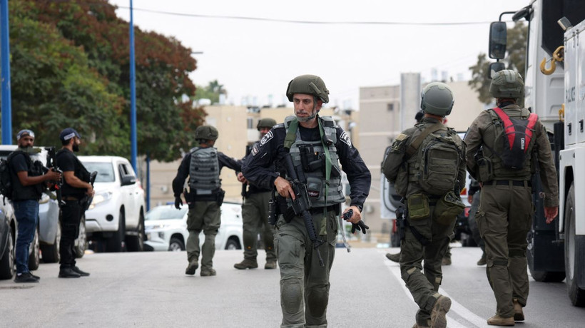 Lực lượng an ninh Israel triển khai tại Sderot, ngày 7/10/2023. (Ảnh: AFP/TTXVN)