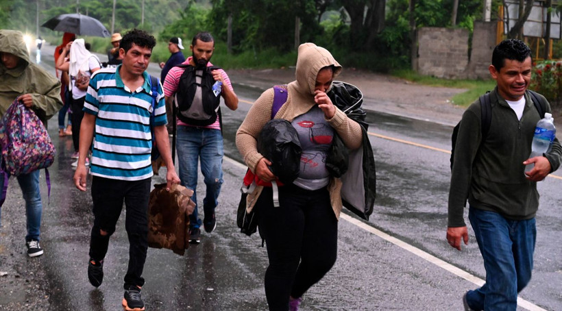 Người di cư di chuyển tới El Florido (Honduras), giáp giới với Guatemala, trong hành trình tới Mỹ ngày 20/10/2022. (Ảnh: AFP/TTXVN)