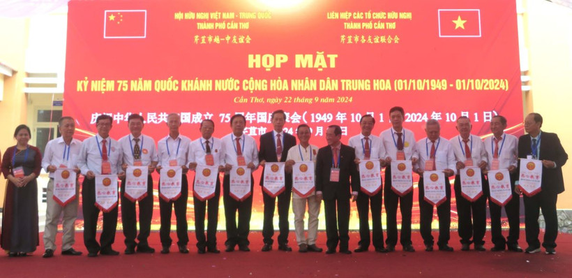 Trao kỷ niệm chương cho các tập thể, cá nhân có nhiều đóng góp cho sự phát triển của cộng đồng người Hoa tại thành phố Cần Thơ. (Ảnh: Ánh Tuyết/TTXVN)