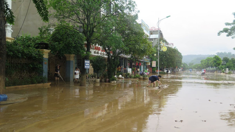 Người dân dọn dẹp vệ sinh trên đường An Dương Vương, thành phố Lào Cai. (Ảnh: Hồng Ninh/TTXVN)