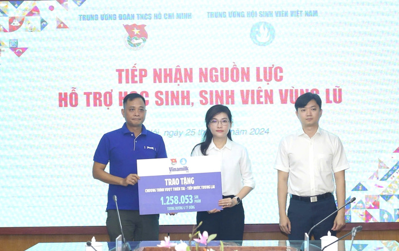 Đại diện Vinamilk trao tặng bảng tượng trưng hơn 1.258.000 sản phẩm (tương đương 6 tỷ đồng) cho đại diện Trung ương Đoàn Thanh niên Cộng sản Hồ Chí Minh. (Nguồn: Vietnam+)
