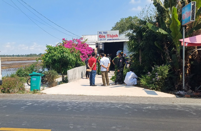 Hiện trường vụ việc tại nhà nghỉ ở phường 2, thị xã Ngã Năm, tỉnh Sóc Trăng. (Ảnh Tuấn Phi/TTXVN)