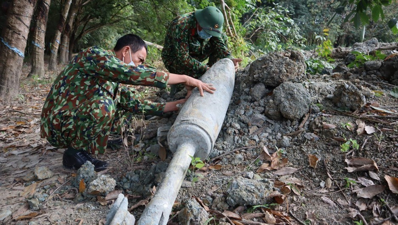 Trung tâm xử lý bom mìn Binh đoàn 16 xử lý và di dời quả bom MK-82 (Snake Eye) nặng hơn 150kg, được phát hiện tại công trình xây dựng, nạo vét suối thuộc ấp 4, xã Tân Thành, thành phố Đồng Xoài, tỉnh Bình Phước. (Ảnh: TTXVN phát)