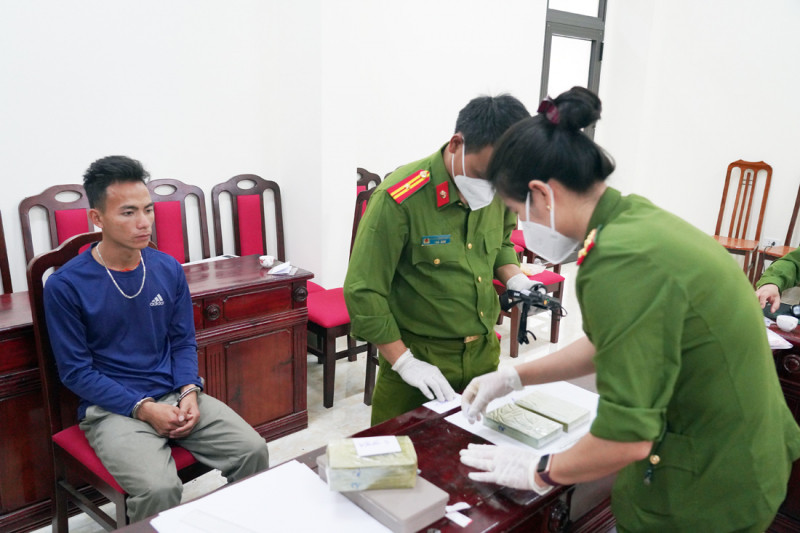 Đối tượng Giàng Seo Dình và tang vật vụ án. (Nguồn: Công an Nhân dân)