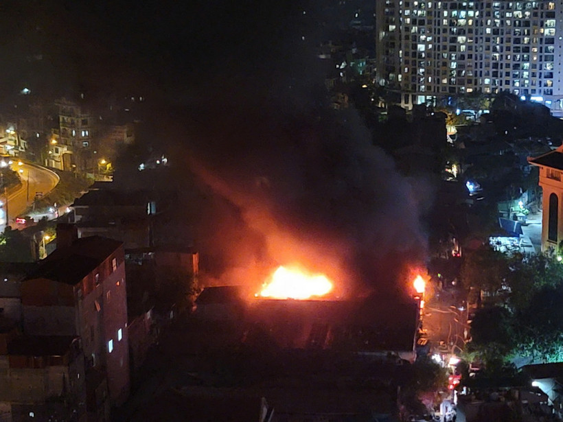 Cháy lớn ở kho hàng trên phố Vĩnh Tuy, Hà Nội ngày 16/10. (Ảnh: Doãn Tấn/TTXVN)