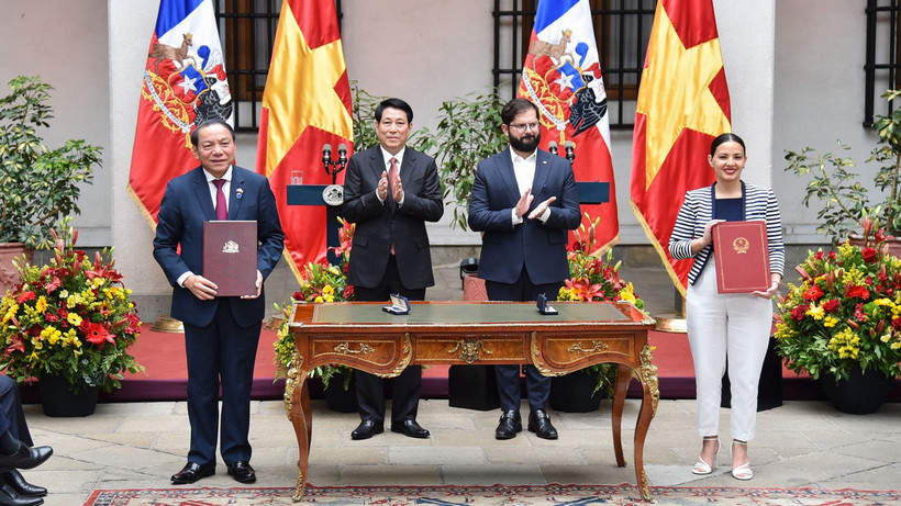 Bộ trưởng Bộ Văn hóa, Thể thao và Du lịch Nguyễn Văn Hùng và Bộ trưởng Bộ Văn hóa, Nghệ thuật và Di sản Chile Carolina Arredondo Marzan đã tiến hành ký kết Chương trình hợp tác văn hóa Việt Nam-Chile giai đoạn 2024-2026. (Nguồn: Vietnam+)