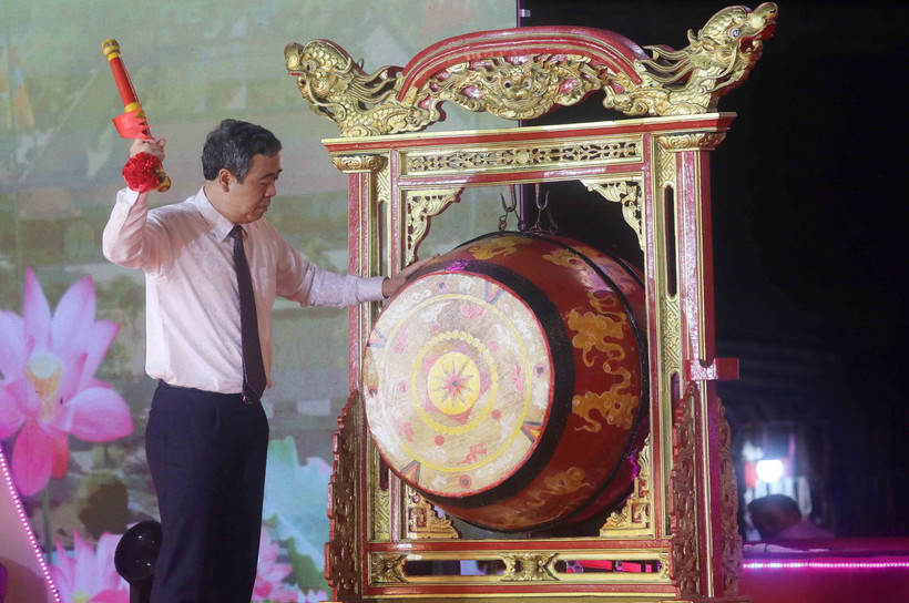 Ủy viên Trung ương Đảng, Bí thư Tỉnh ủy Thái Bình Ngô Đông Hải đánh trống khai hội. (Ảnh: Thế Duyệt/TTXVN)