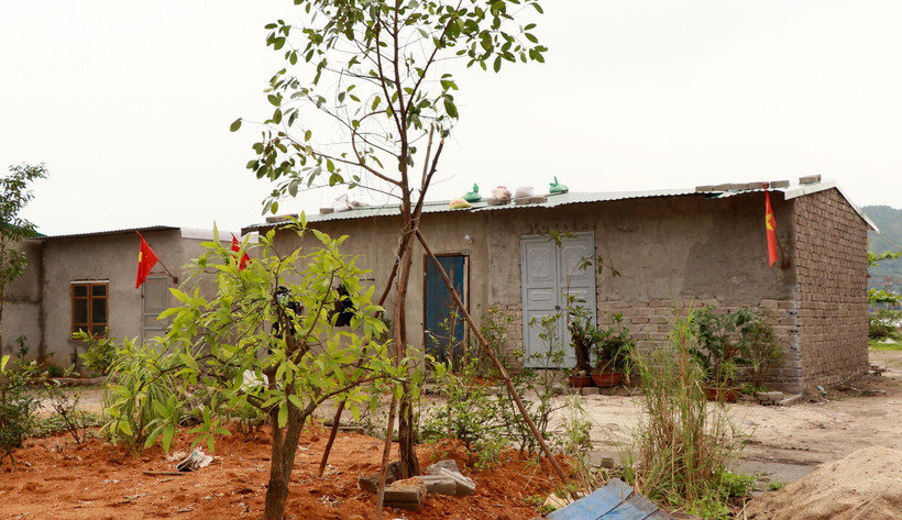 Các căn nhà được xây dựng đều là nhà tạm, có diện tích chừng 20-30m2. (Ảnh: Văn Đức/TTXVN)