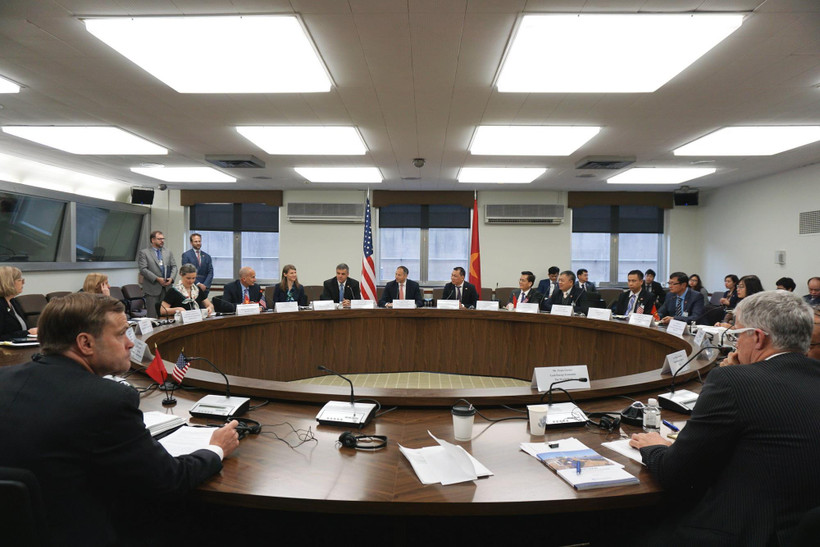 Phái đoàn Bộ Công Thương Việt Nam và Bộ Ngoại giao Mỹ thảo luận về vấn đề an ninh năng lượng tại trụ sở Bộ Ngoại giao Mỹ. (Ảnh: Đặng Thị Thu Huyền/TTXVN)