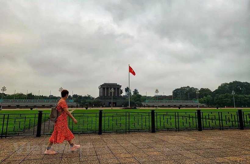 Lăng Bác-Quảng trường Ba Đình vắng vẻ những ngày giãn cách vì COVID-19. (Ảnh: Đậu Đậu/Vietnam+)