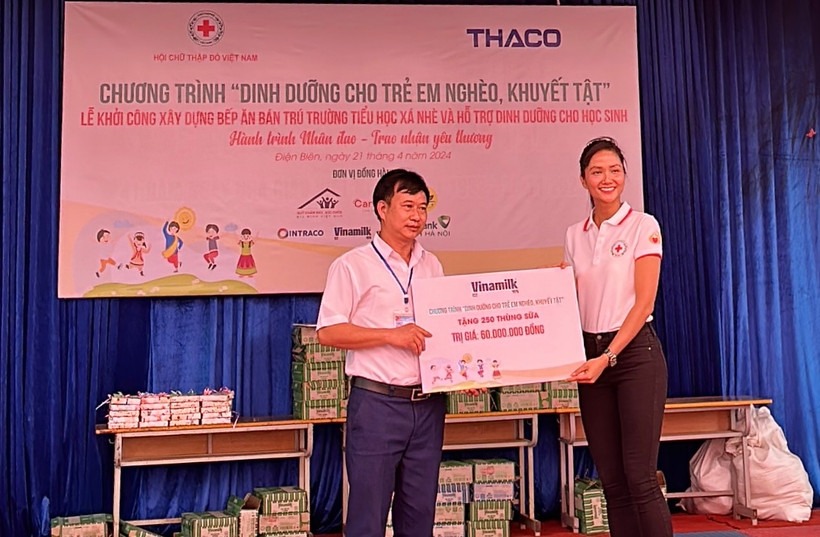 H'Hen Niê tham gia chương trình “Dinh dưỡng cho trẻ em nghèo, khuyết tật”. (Ảnh: CTV/Vietnam+)