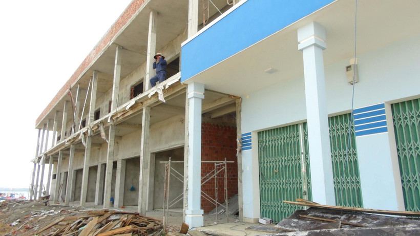 Nhà điều hành và các kiốt kinh doanh của các hộ trong diện giải phóng mặt bằng cảng cá Tam Quang đã được thi công cơ bản hoàn thiện. (Ảnh: Hữu Trung/TTXVN)