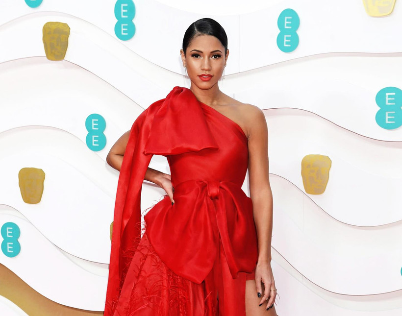 Vick Hope, người dẫn dắt Thảm đỏ BAFTA 2020 đã diện trang phục đỏ tươi vô cùng bắt mắt này của Trần Hùng. (Ảnh: CTV/Vietnam+)