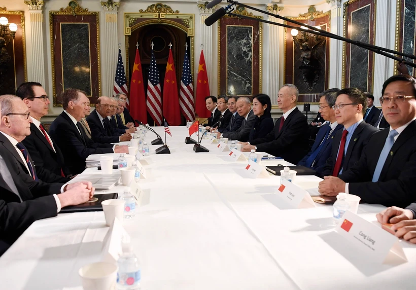 Bộ trưởng Tài chính Mỹ Steven Mnuchin (thứ 2, trái), Đại diện Thương mại Mỹ Robert Lighthizer (thứ 3, trái) trong cuộc đàm phán thương mại với phái đoàn Trung Quốc do Phó Thủ tướng Lưu Hạc (thứ 4, phải) dẫn đầu. (Ảnh: THX/TTXVN)