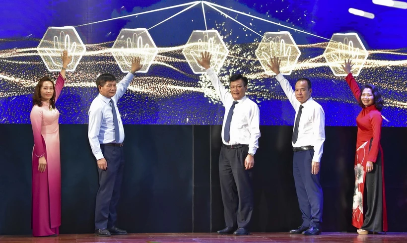 Đại biểu ấn nút khai mạc Triển lãm trực tuyến 'Điện Biên theo dòng lịch sử qua tài liệu lưu trữ.' (Ảnh: TTXVN phát)