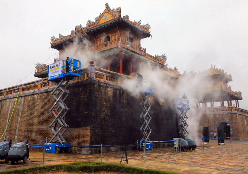 Các chuyên gia Karcher làm sạch di tích cổng Ngọ Môn, Đại nội Huế bằng công nghệ hơi nước nóng. (Ảnh: Quốc Việt/TTXVN)