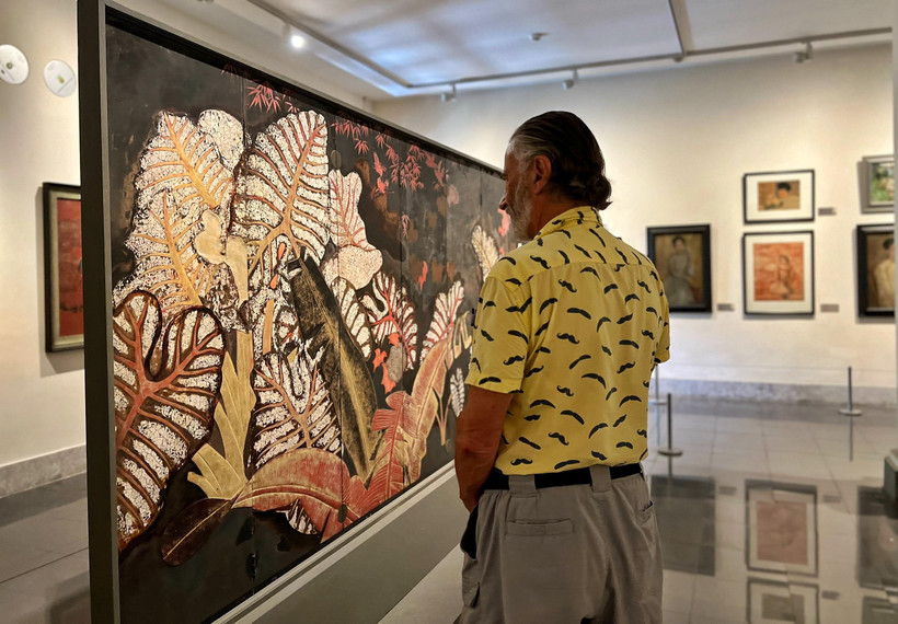 Du khách nước ngoài thường dành nhiều giờ để tham quan Bảo tàng Mỹ thuật Việt Nam. (Ảnh: Mai Mai/Vietnam+)