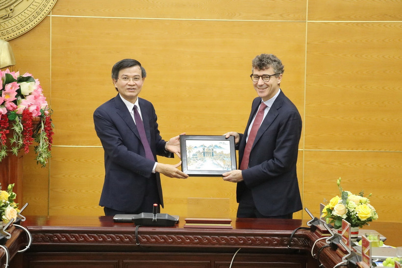 Bí thư Tỉnh ủy Ninh Bình tặng đoàn công tác một sản phẩm thủ công độc đáo của địa phương. (Ảnh: Đức Phương/TTXVN)