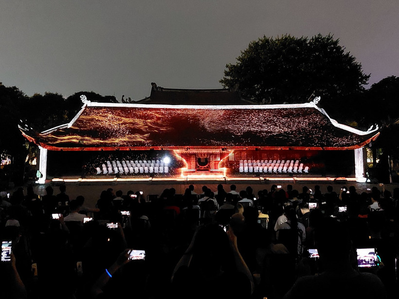 Trình chiếu show Mapping 3D tại khu vực sân Thái học-Di tích Văn Miếu-Quốc Tử Giám. (Ảnh: Đinh Thuận/TTXVN)