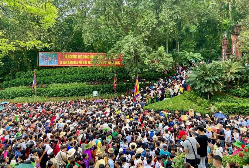 Du khách đổ về Khu Di tích Lịch sử Quốc gia Đặc biệt Đền Hùng trước ngày Giỗ Tổ. (Ảnh: Tạ Toàn/TTXVN)