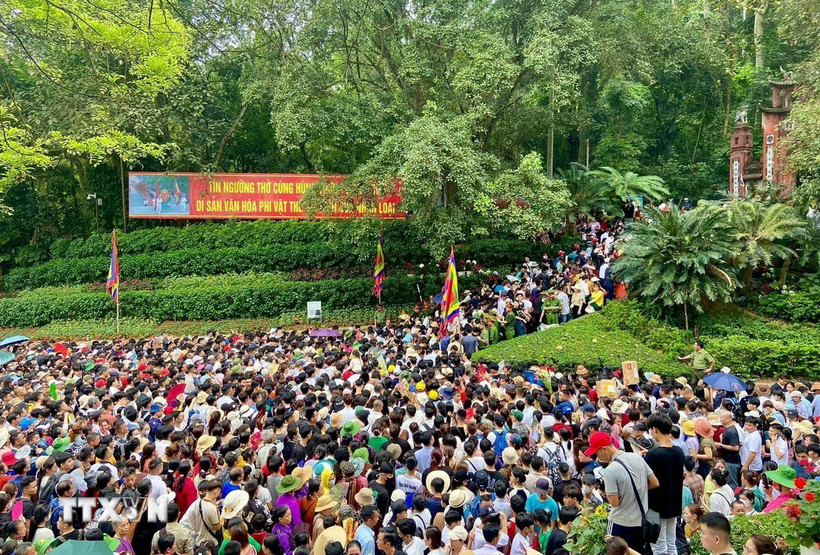 Trảy hội Đền Hùng. (Ảnh:TTXVN)